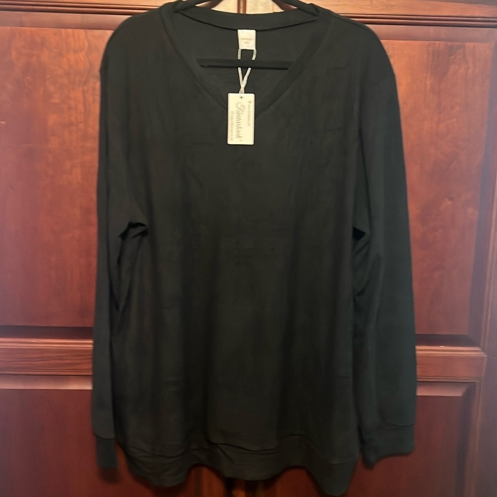 Women’s lightweight sweatshirt.